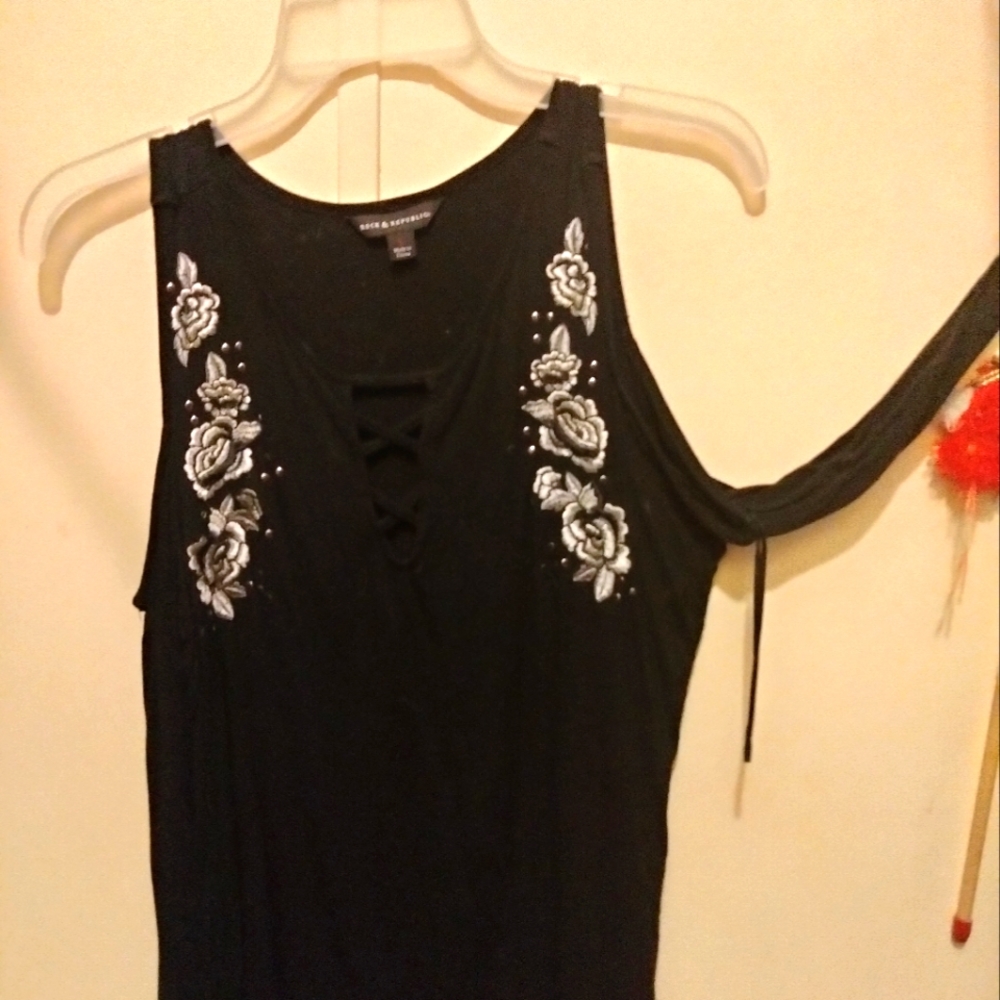 Rock and republic long sleeve cold-shoulder embroidered blouse